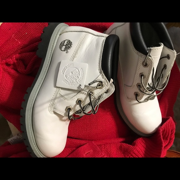 Like new white Timberland boots. Smoke-free, pet- free home. Size 7 - Picture 3 of 8